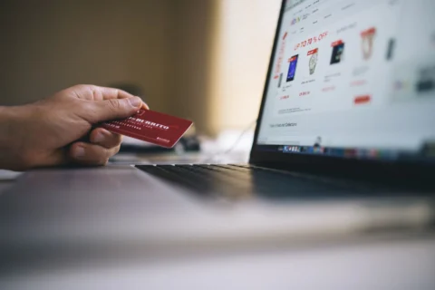Fiches produits e-commerce : les ingrédients qui transforment un visiteur en client